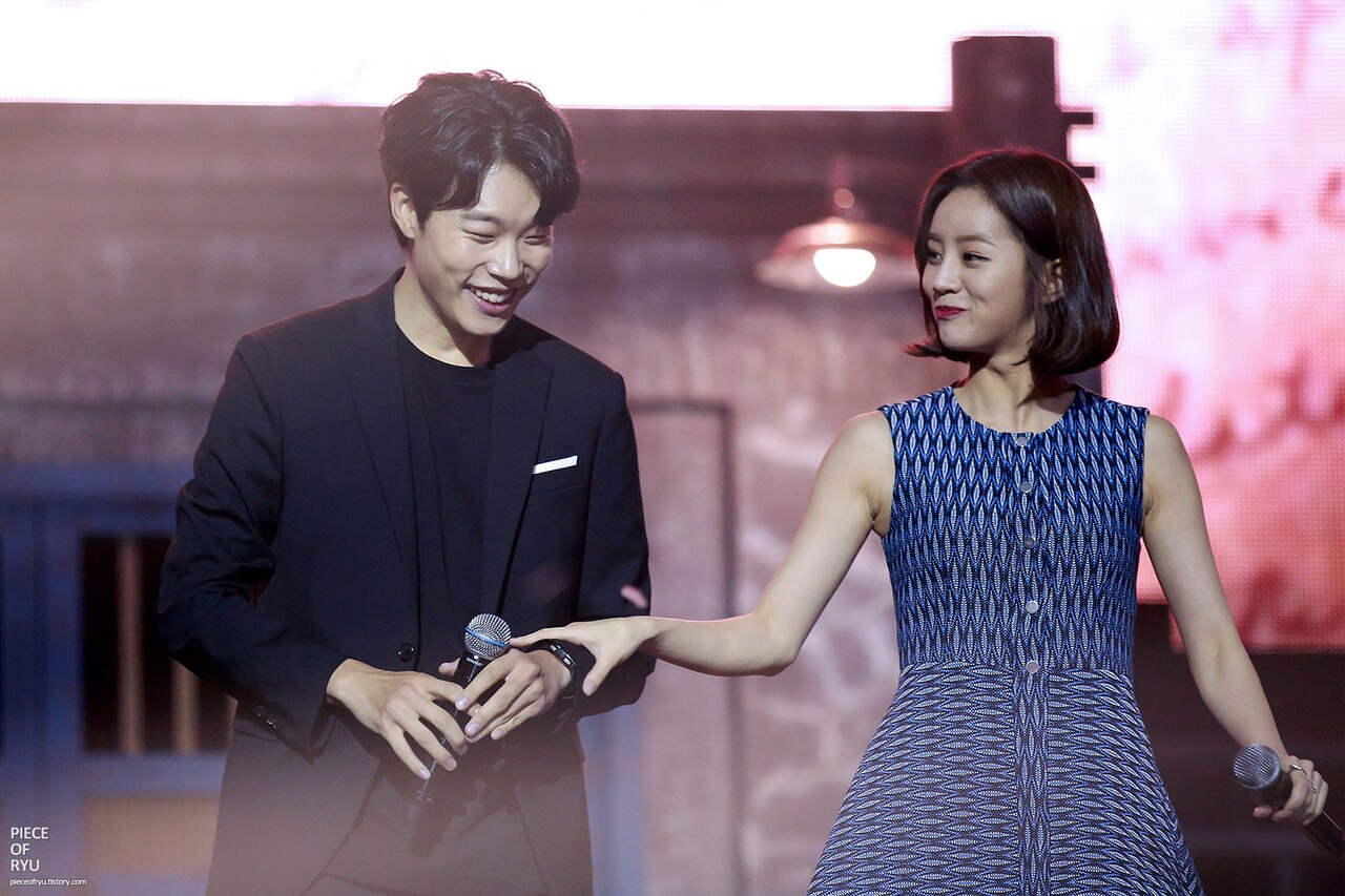 Ryu Jun-yeol y Lee Hye-ri, protagonistas de Reply 1988, en un evento de fans en 2016