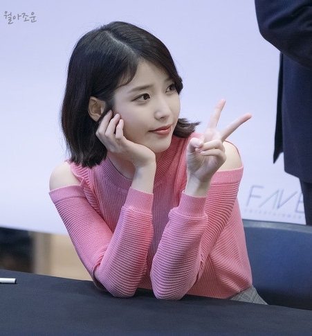 IU saluda a sus fans en un fansign en Seúl, 2017