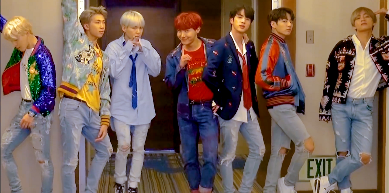 BTS posando juntos antes de los American Music Awards de 2017