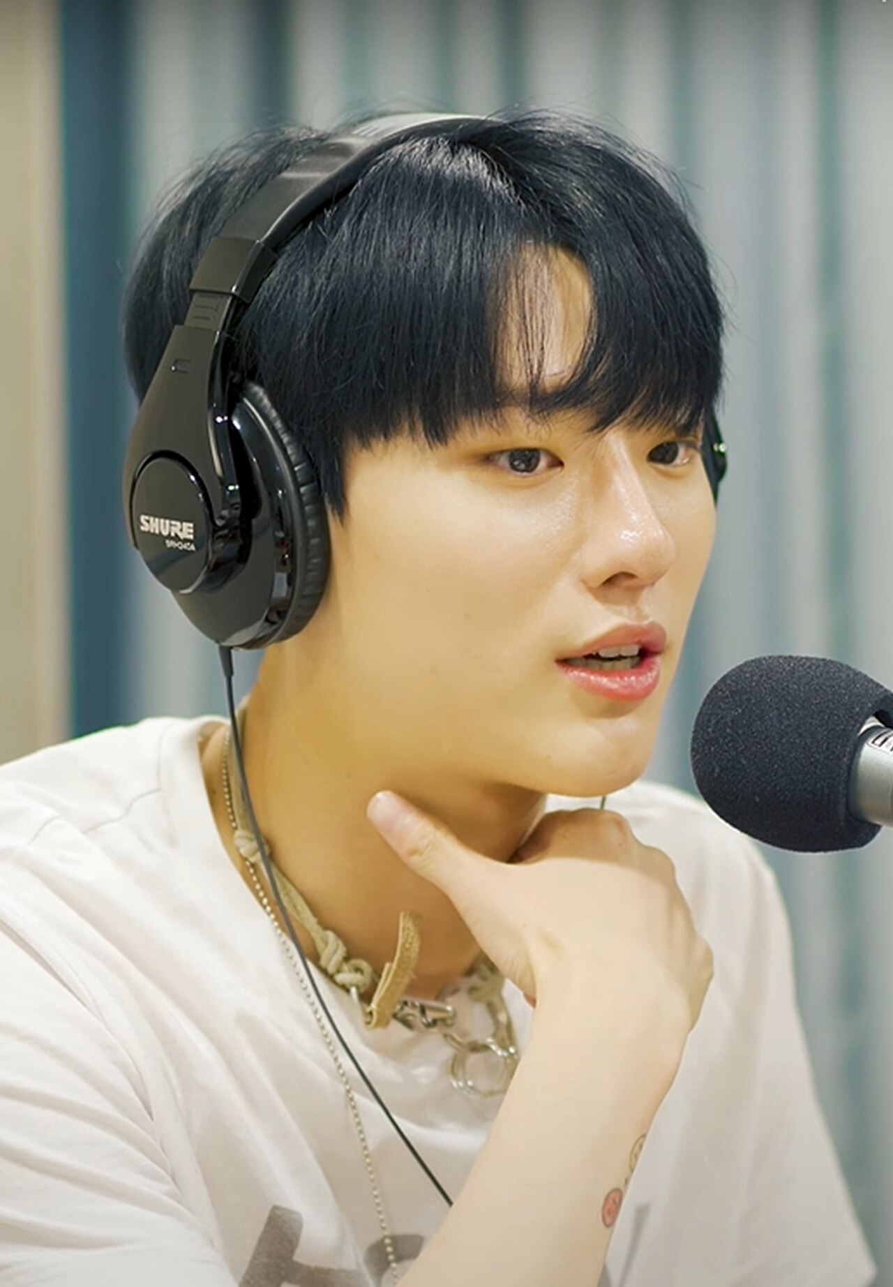 WOODZ, cantante y compositor de EDAM Entertainment, en el programa de radio de SBS Park So-hyun Love Game en 2020