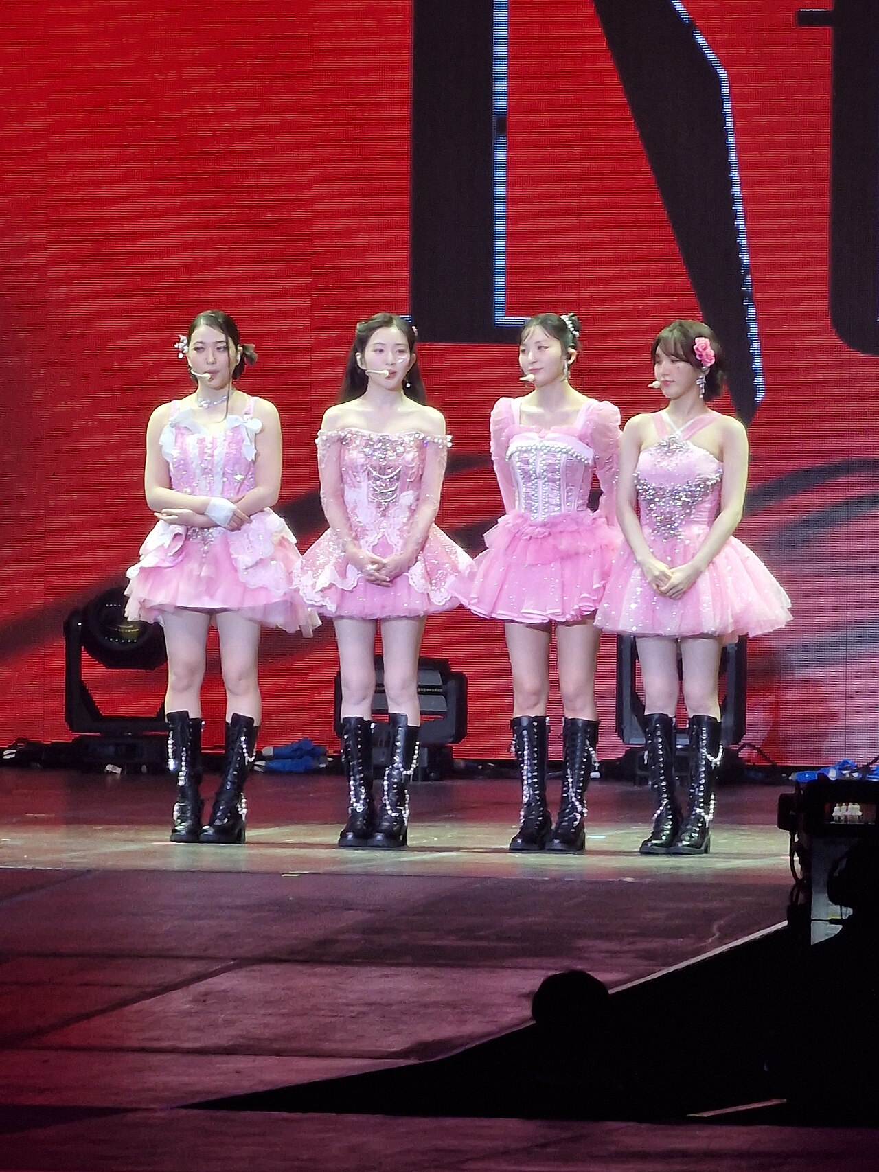 Red Velvet cantando en su concierto de Ámsterdam durante la gira R to V de 2023