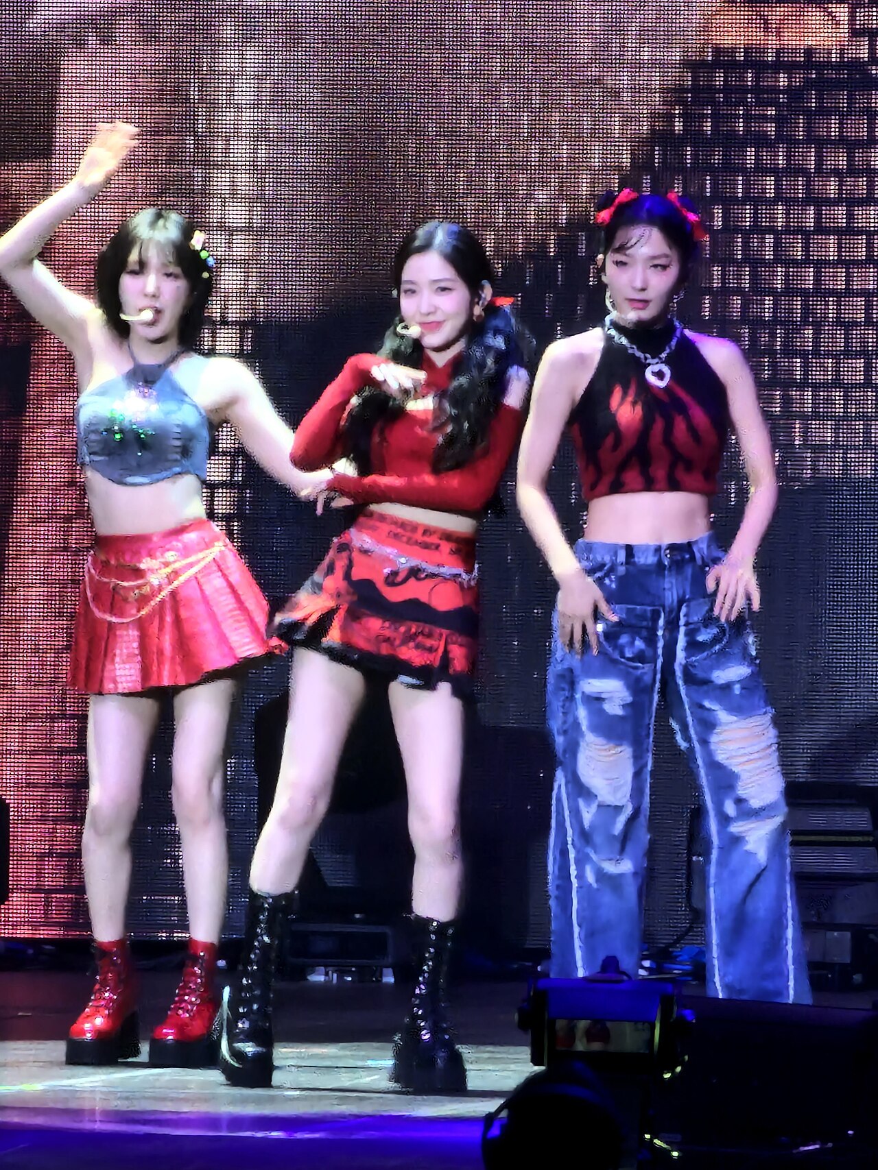 Las integrantes de Red Velvet sobre el escenario en Europa en 2023