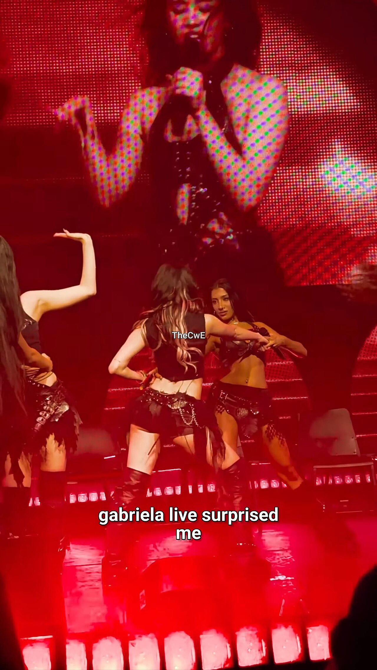 KATSEYE sobre el escenario durante su gira Beautiful Chaos en diciembre de 2025