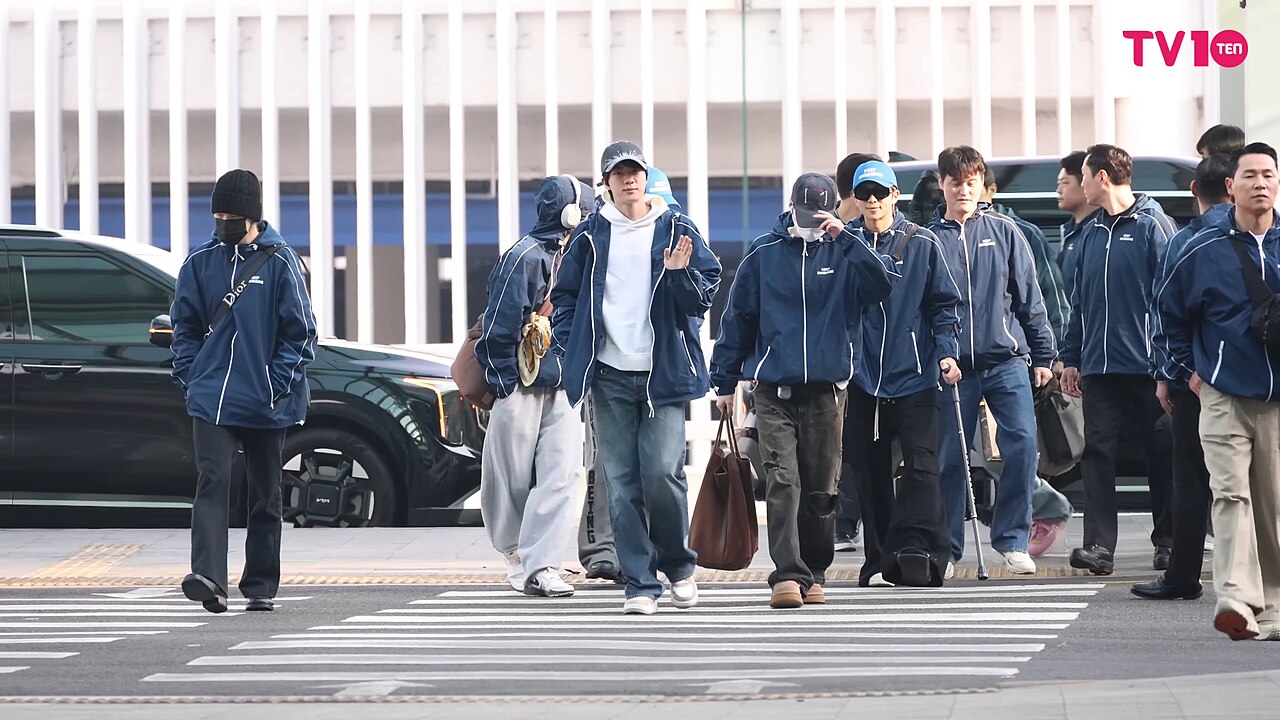 Los miembros de BTS con ropa casual saliendo del aeropuerto internacional de Incheon en 2026
