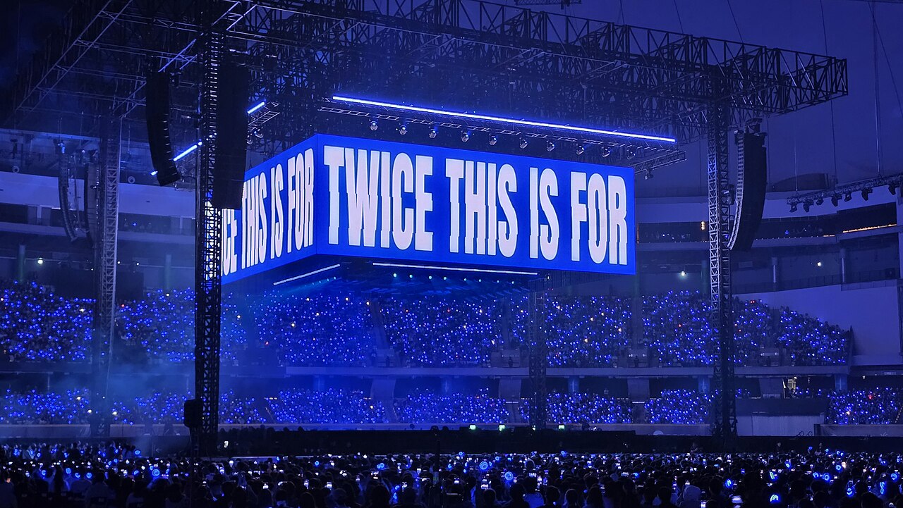 Escenario de la gira THIS IS FOR de TWICE en el Taipei Dome con el público y sus lightsticks