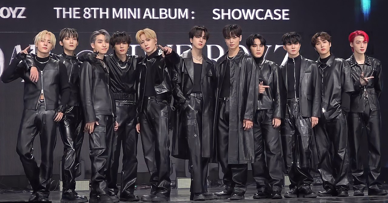 Los integrantes de THE BOYZ en el showcase de su álbum BE AWARE en 2023
