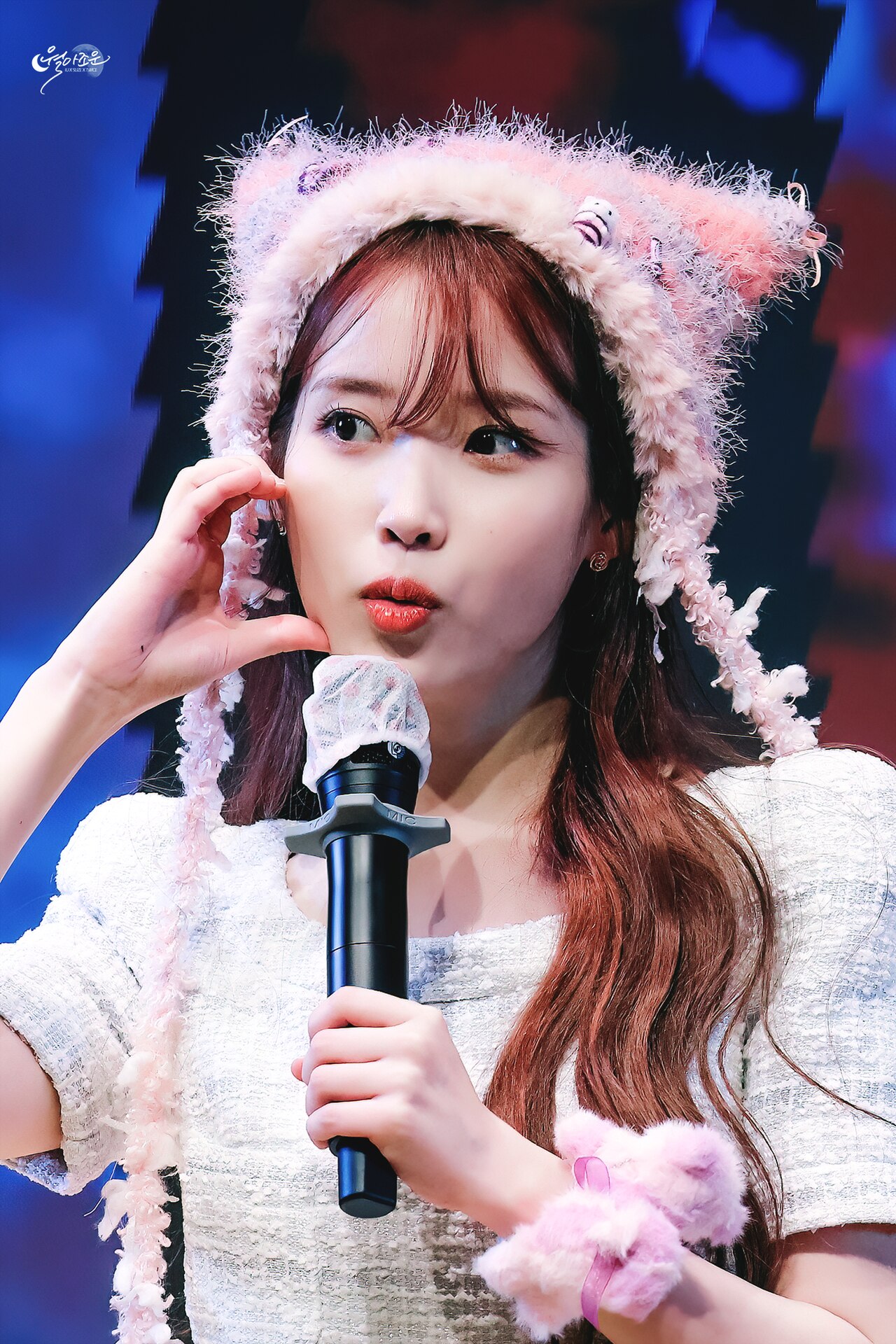IU saluda a sus fans en un fansign en 2024