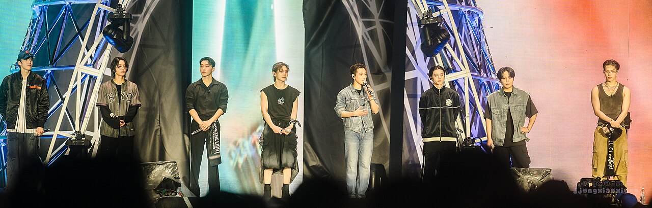 ATEEZ al completo saludando al público durante un concierto en 2024