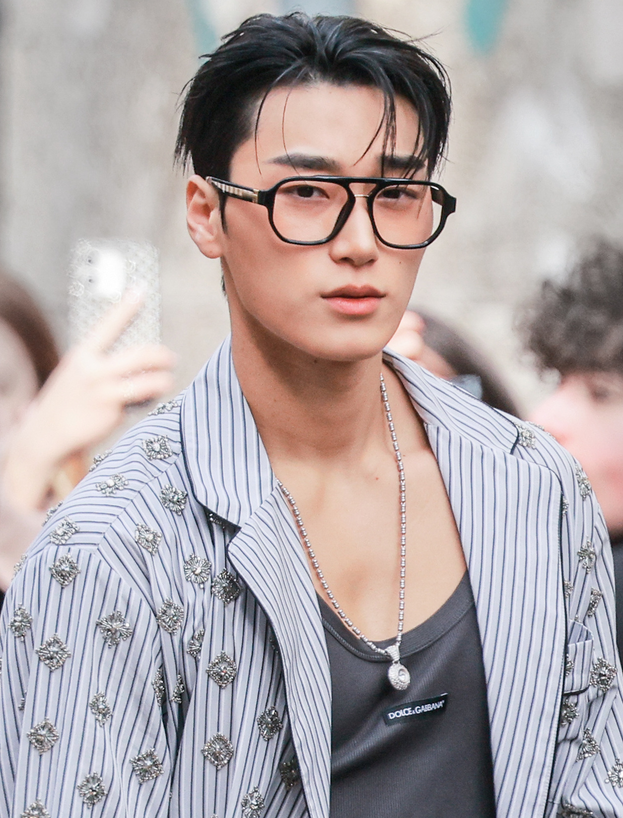 San de ATEEZ en el desfile de Dolce & Gabbana en Milán, febrero de 2026