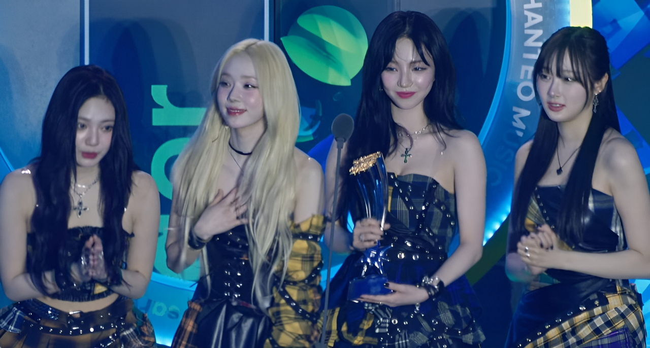 Las cuatro integrantes de aespa reciben un premio en los Hanteo Music Awards 2024