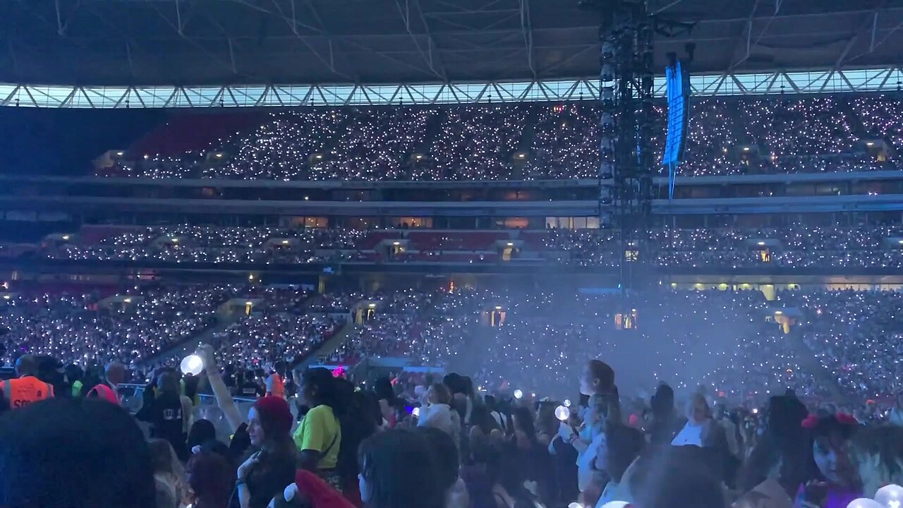 ARMY llenando el estadio de Wembley durante el concierto de BTS en junio de 2019