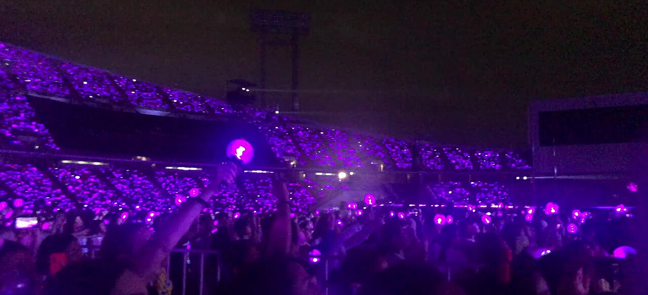 Océano morado de lightsticks de ARMY durante la gira Love Yourself de BTS en Bangkok
