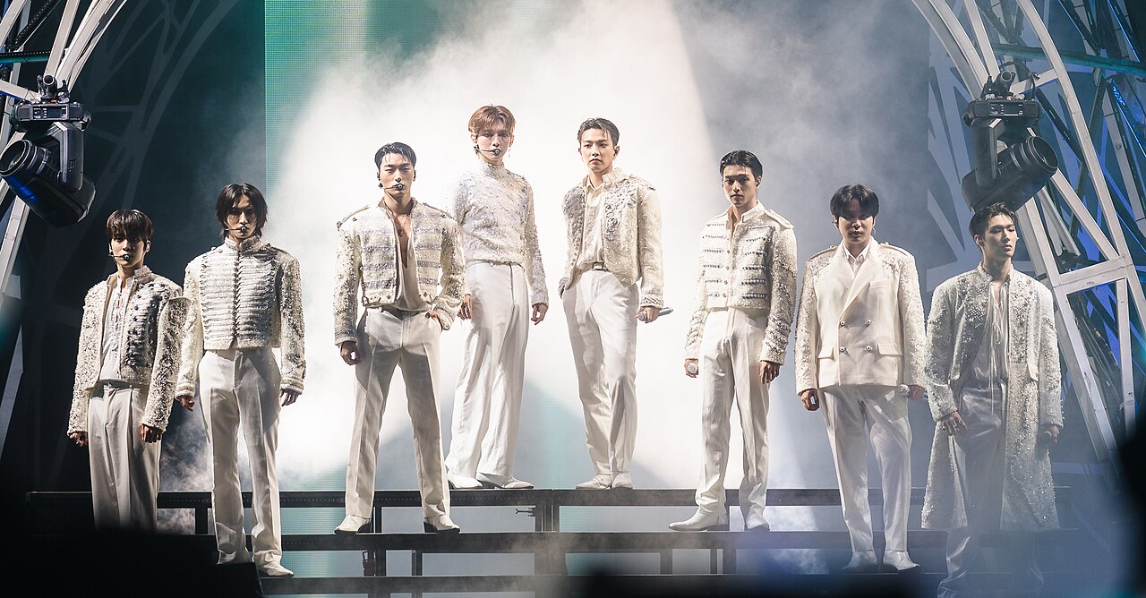 ATEEZ en el escenario durante un concierto en agosto de 2024