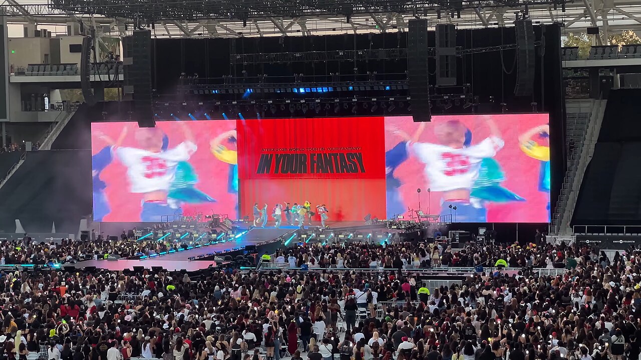 ATEEZ en pleno show durante su gira IN YOUR FANTASY en el BMO Stadium
