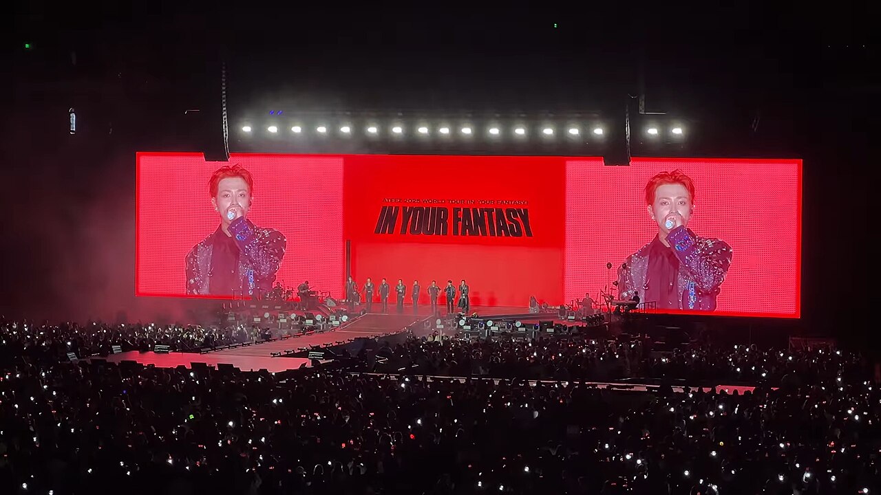 ATEEZ durante su concierto In Your Fantasy en el estadio BMO de Los Ángeles