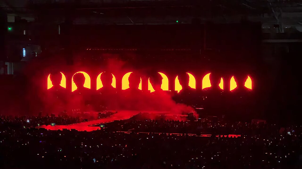 ATEEZ durante un show de su gira IN YOUR FANTASY en el BMO Stadium en 2026