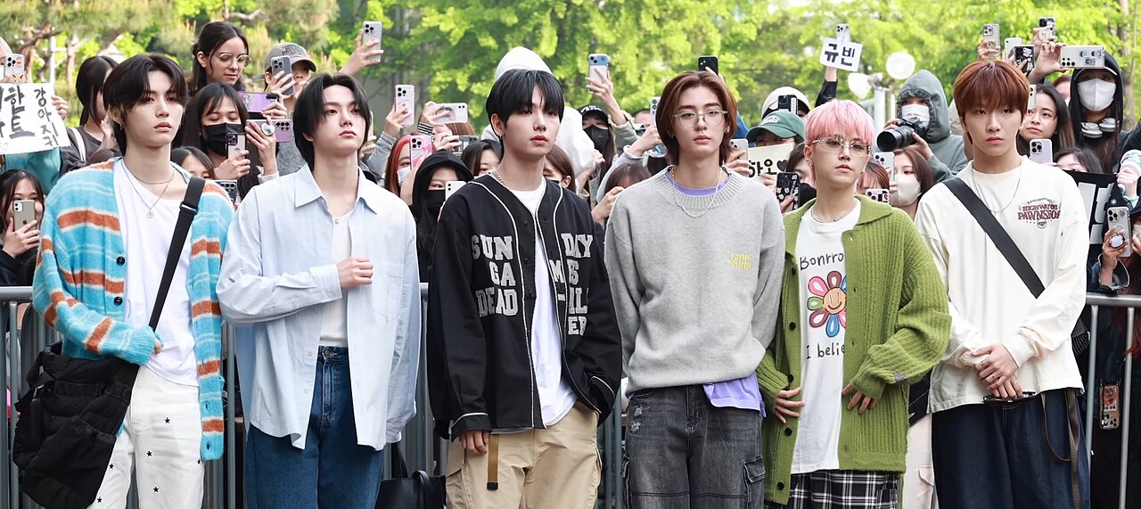 BOYNEXTDOOR en el escenario del programa Music Bank en 2024