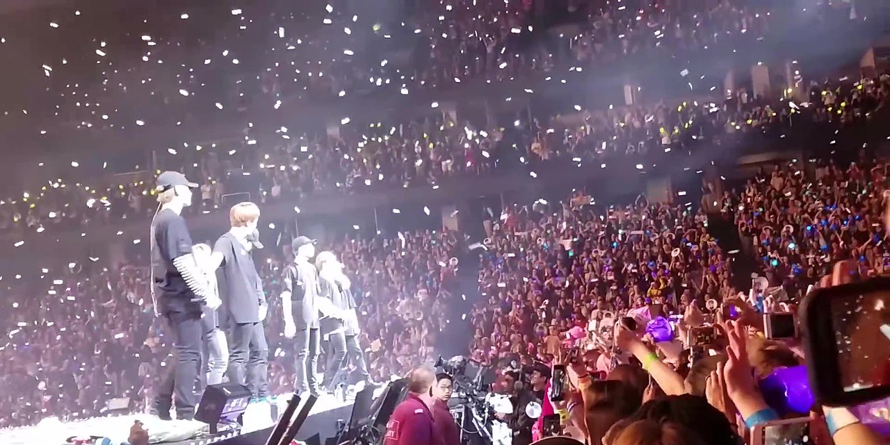 BTS frente a un mar de luces de ARMY durante The Wings Tour en 2017