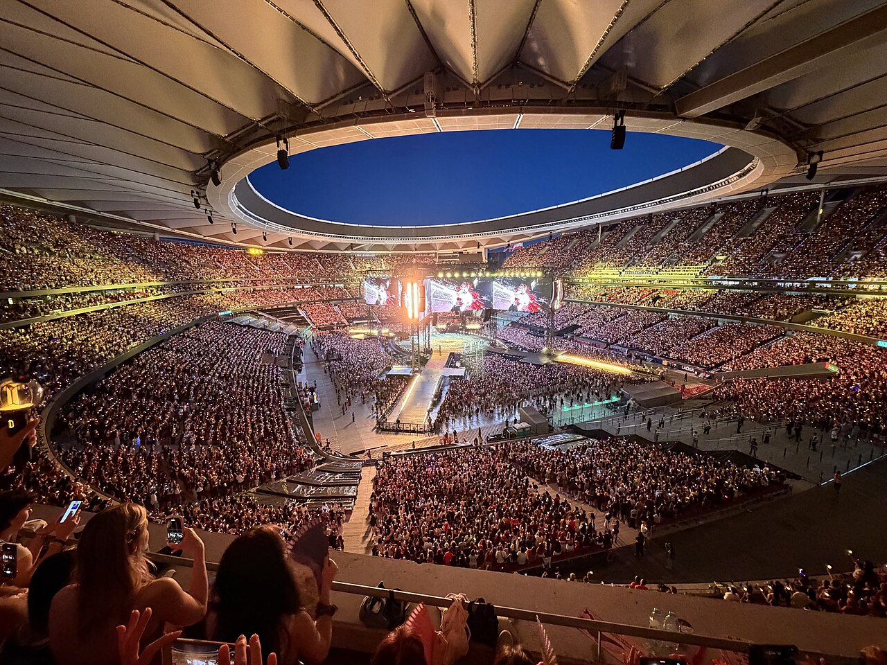 Estadio repleto de ARMY durante el concierto de la gira Arirang de BTS en Madrid