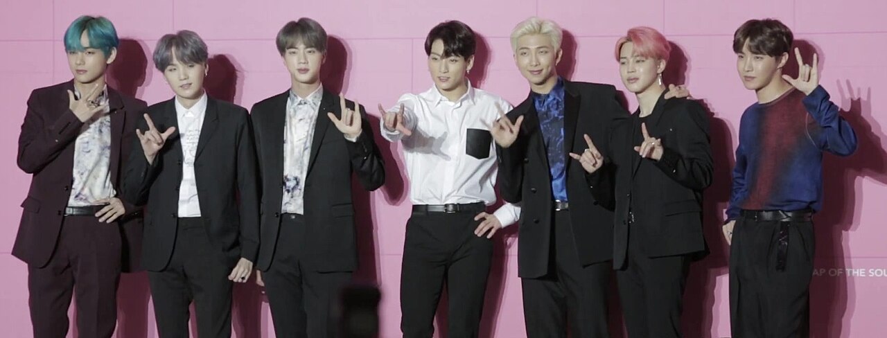 BTS respondiendo preguntas en la conferencia de prensa global del álbum Map of the Soul: Persona en 2019