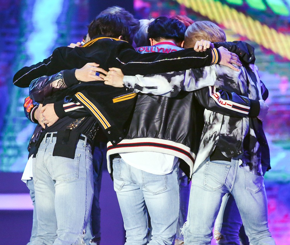 BTS al completo posando en los Melon Music Awards