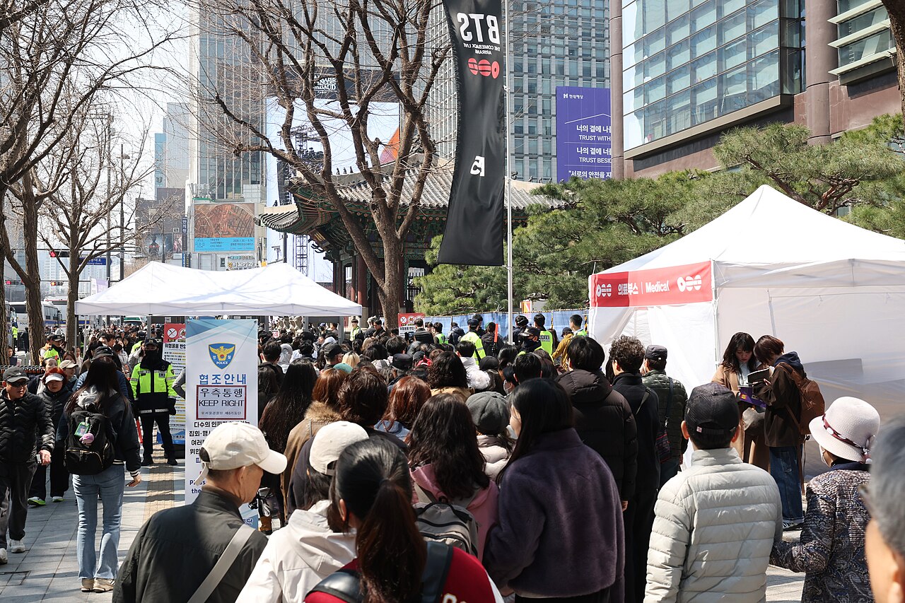Multitud de fans en el evento urbano del comeback Arirang de BTS en Seúl
