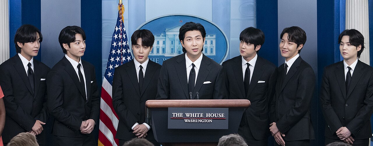BTS durante una rueda de prensa en la Casa Blanca