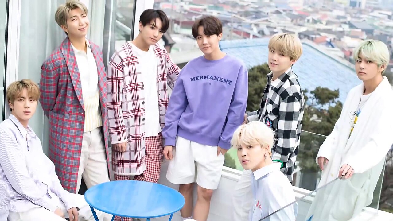 Los miembros de BTS posando para una sesión especial de fotos de Dispatch