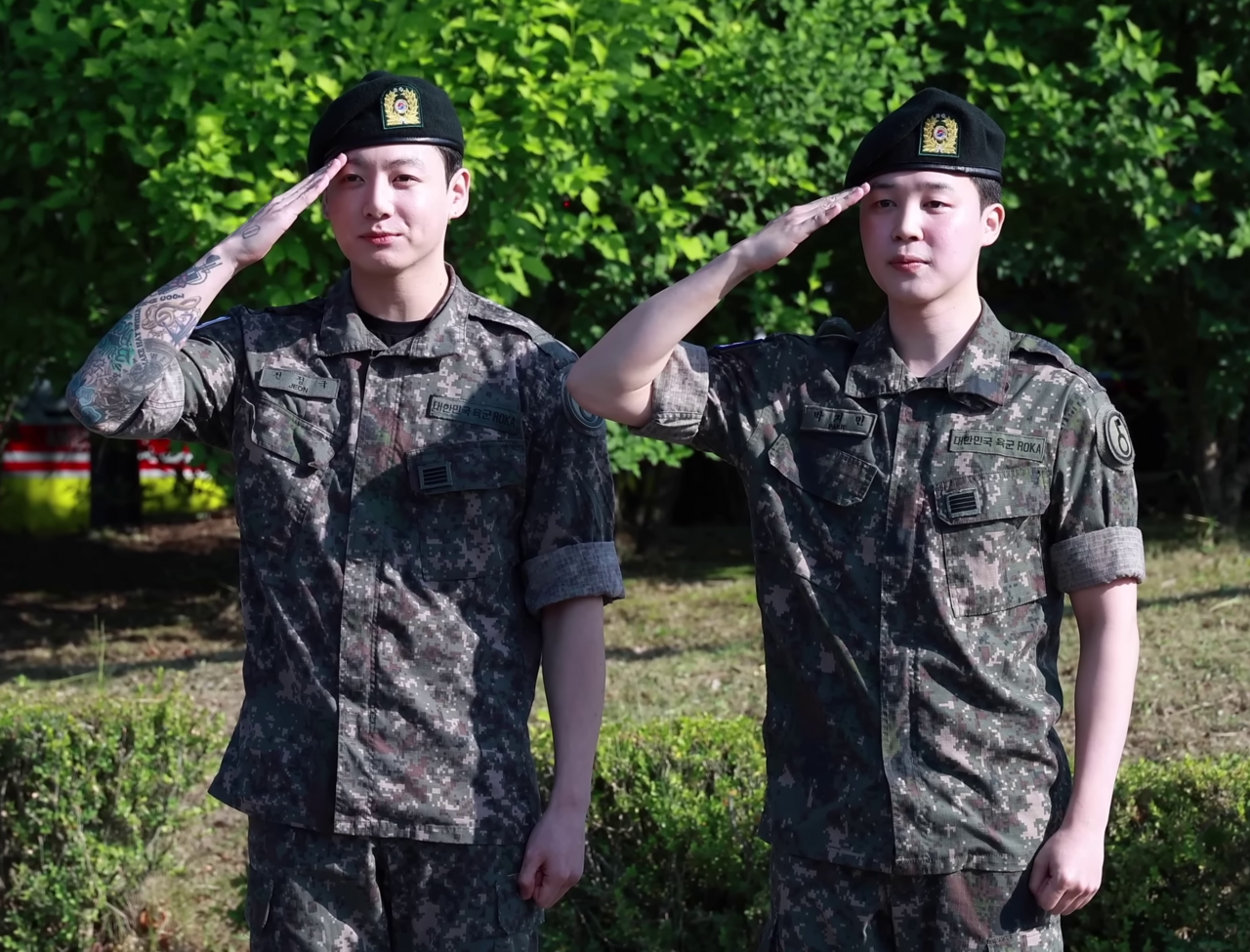 Jung Kook y Jimin de BTS saludan el día de su baja del servicio militar en junio de 2025