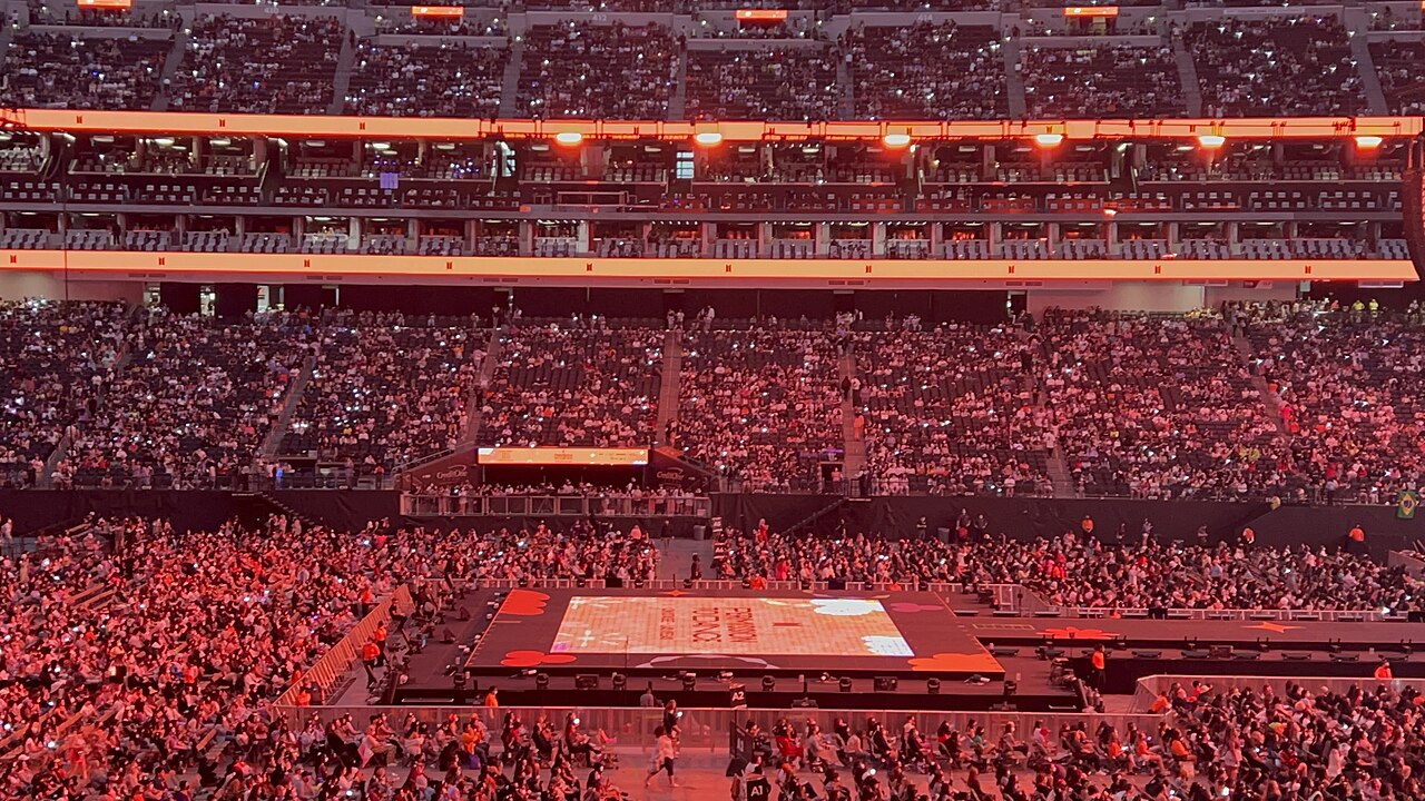 El estadio Allegiant de Las Vegas iluminado durante un concierto de BTS