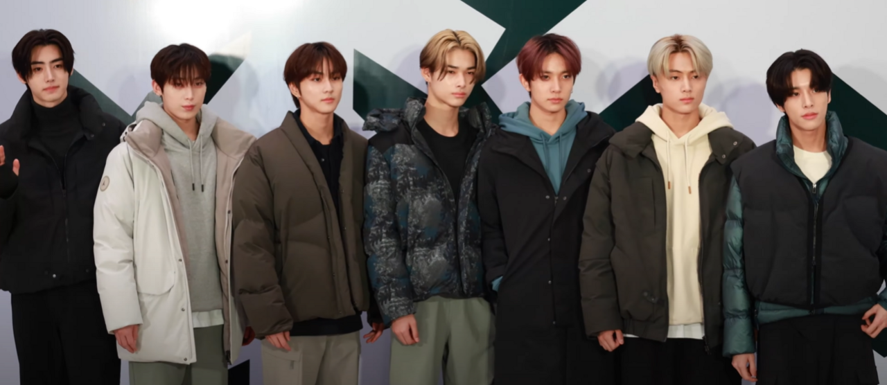 ENHYPEN presentándose en el escenario del festival Evergreen Energy en 2023