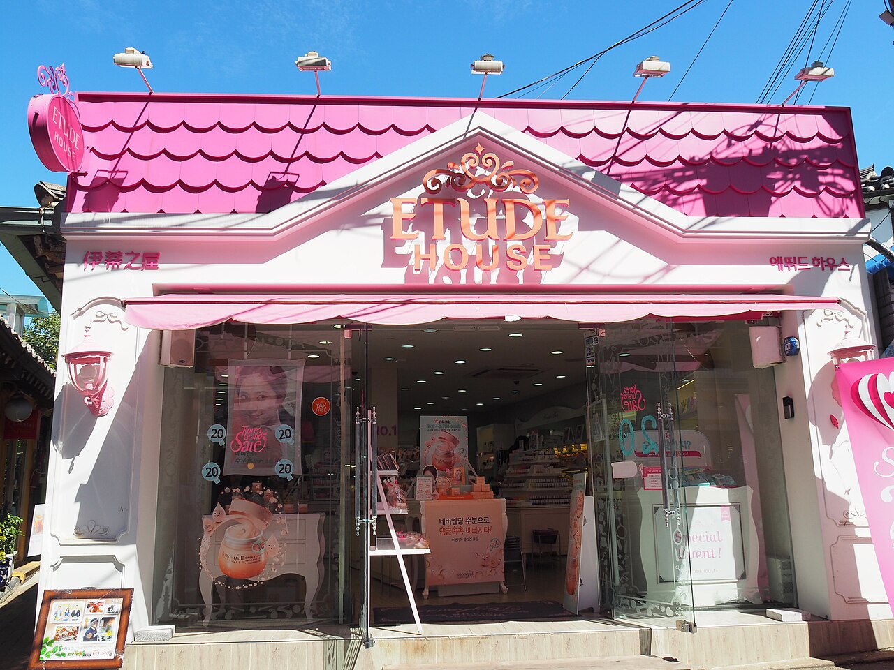 Fachada rosa de una tienda de cosmética coreana en una calle de Seúl