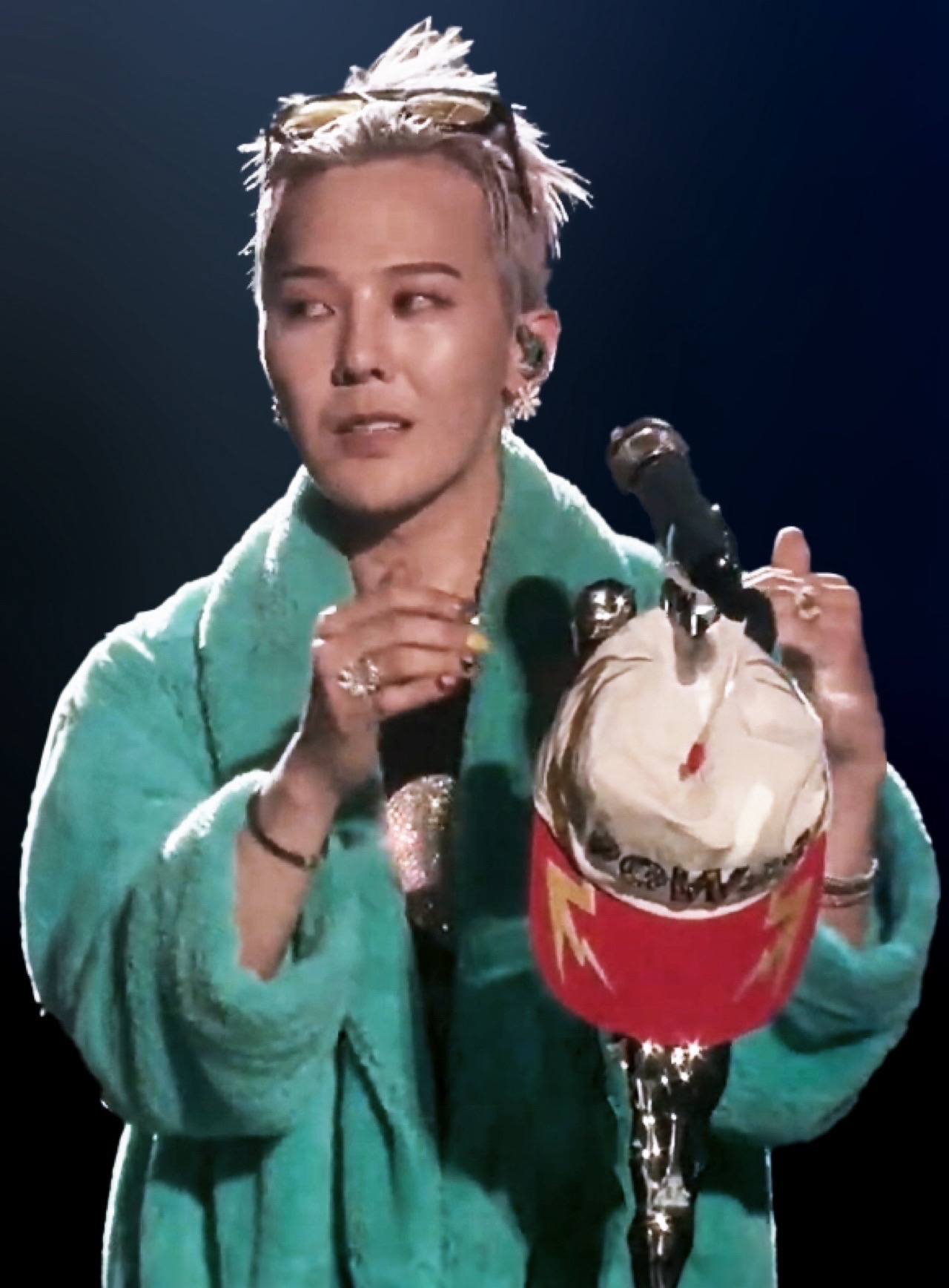 G-Dragon durante un concierto en 2025