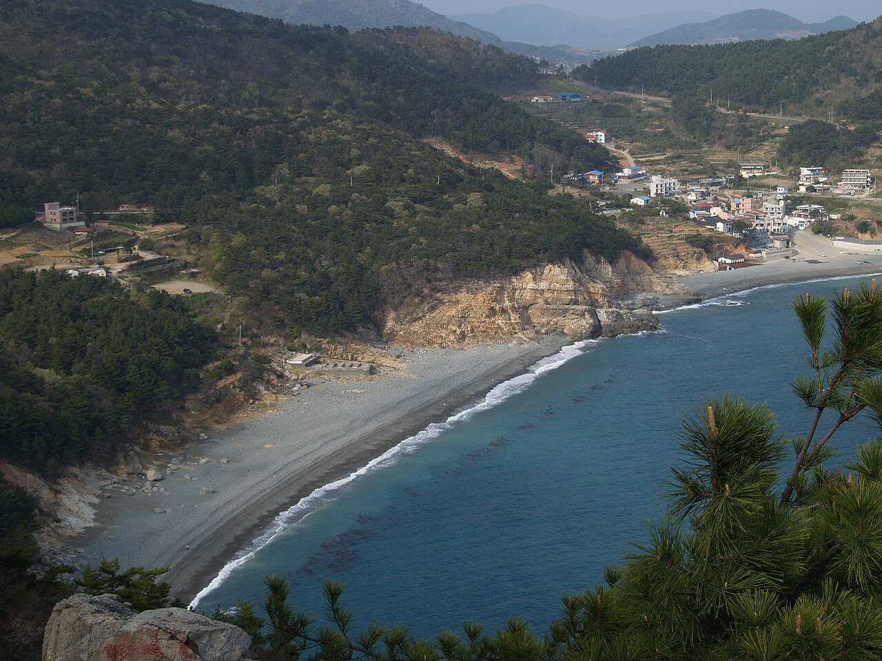 Una playa de la isla de Geoje, tierra natal de Woni, en Corea del Sur