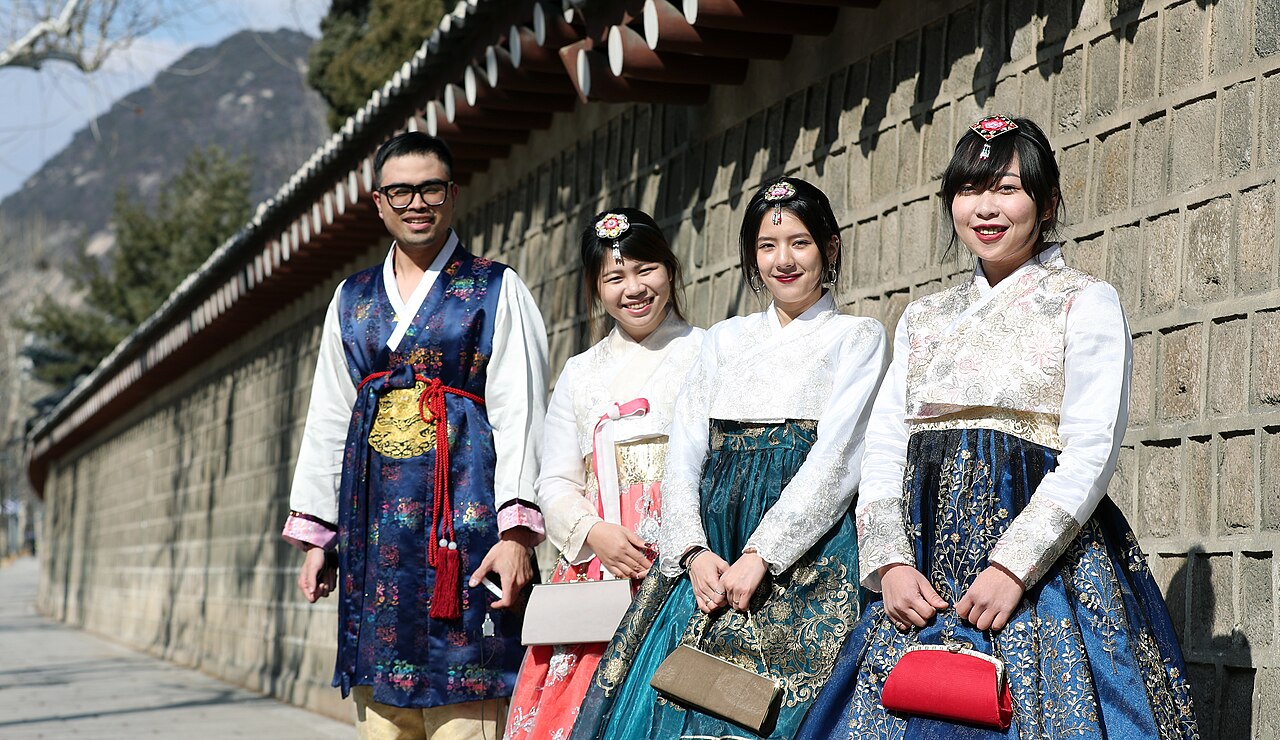 Visitantes con hanbok frente al palacio Gyeongbokgung en Seúl