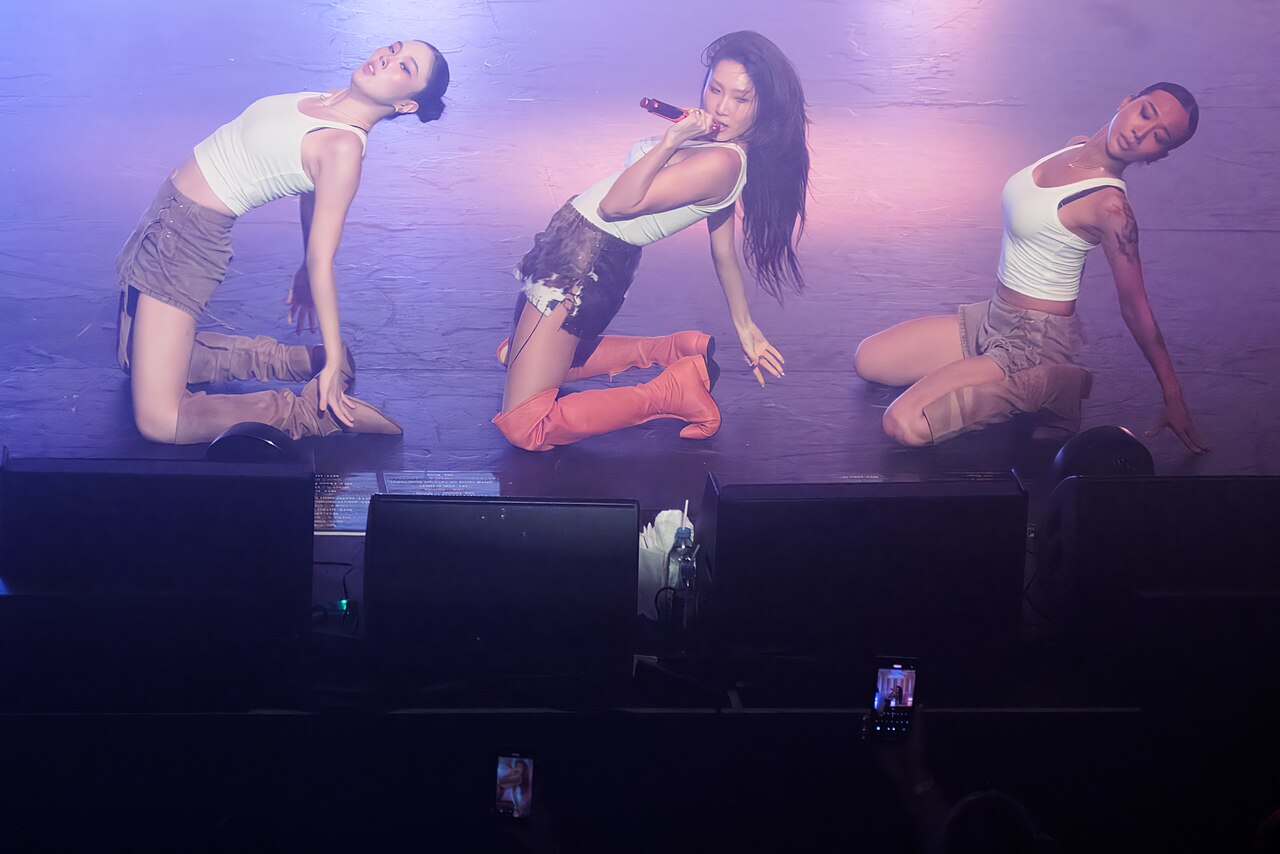 Hwasa en concierto en Seattle