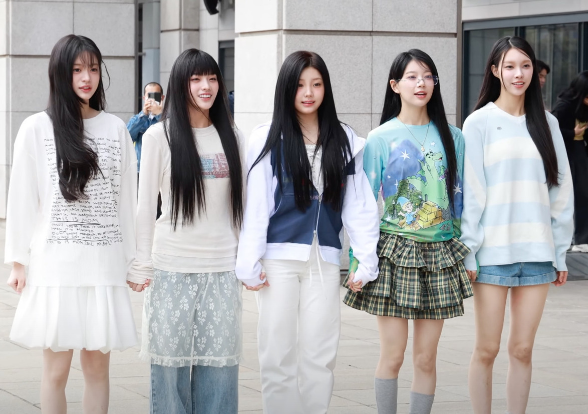Las integrantes de ILLIT llegando a un programa de radio de KBS
