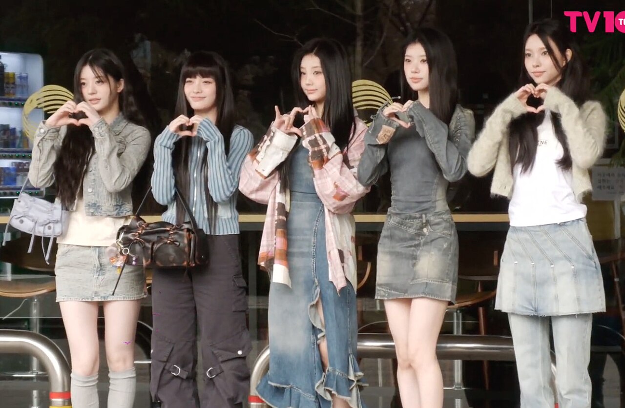 ILLIT llegando al programa Music Bank en marzo de 2024