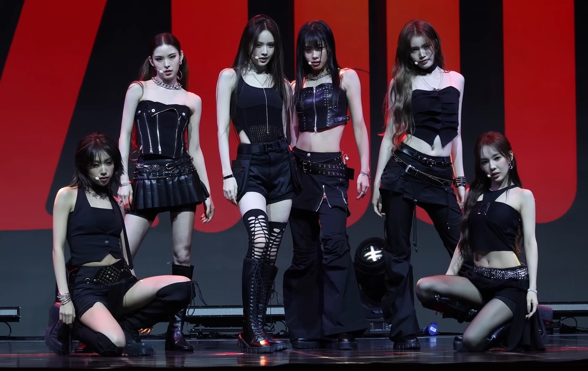 Las seis integrantes de izna durante el showcase de su mini álbum Mamma Mia en 2025