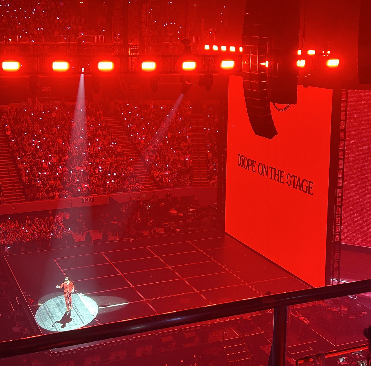 j-hope de BTS canta en solitario bajo un mar de luces rojas en su gira Hope on the Stage en Manila
