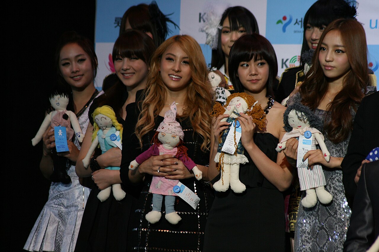 KARA, el grupo de segunda generación que grabó la versión original de 'Pretty Girl', durante un festival de música en Asia