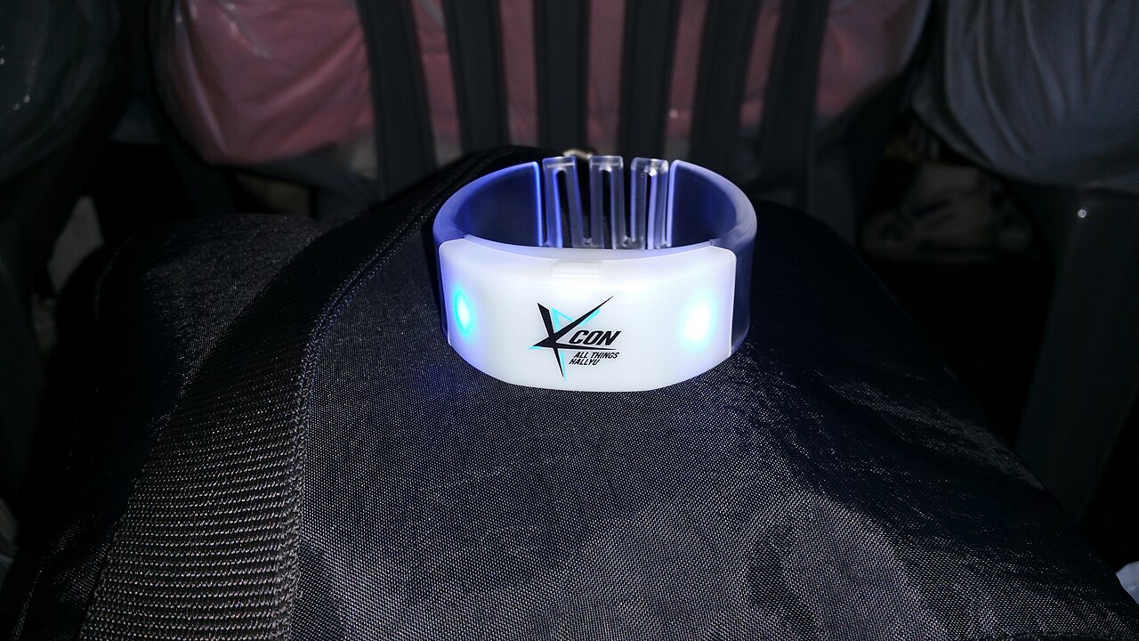Pulsera LED de fan encendida en color azul durante el festival KCON JEJU 2015