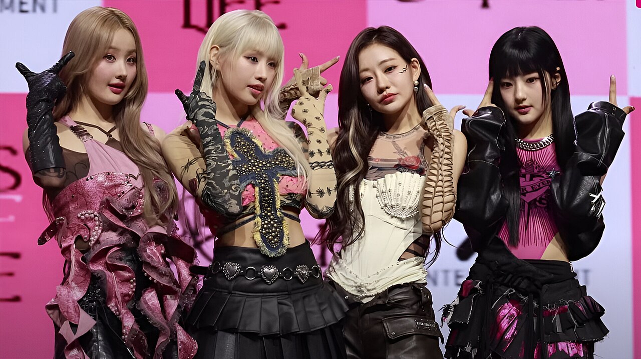 Las integrantes de KISS OF LIFE en un showcase promocional de Midas Touch en abril de 2024