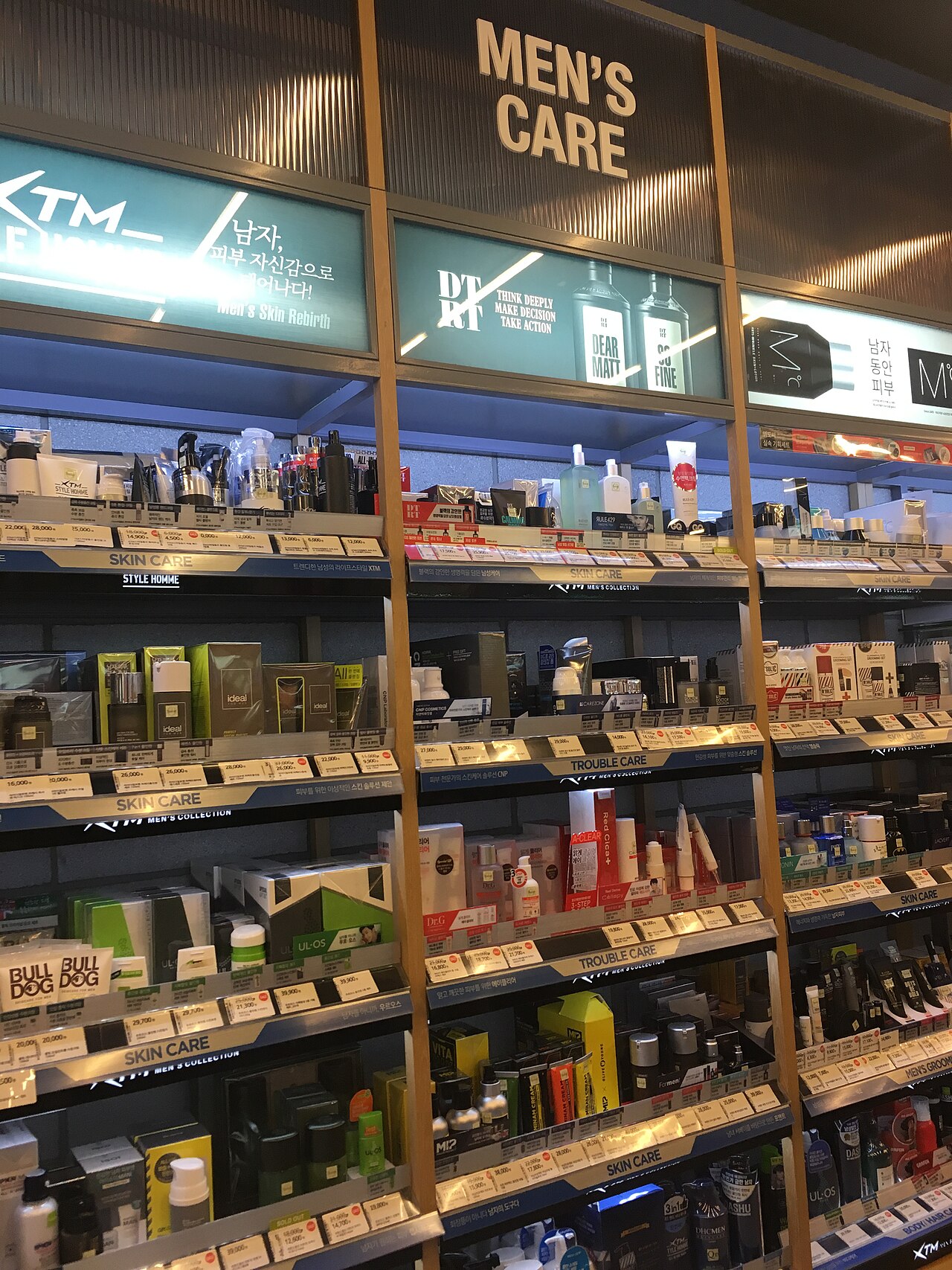 Estante de cosméticos para hombres en una tienda de Corea del Sur