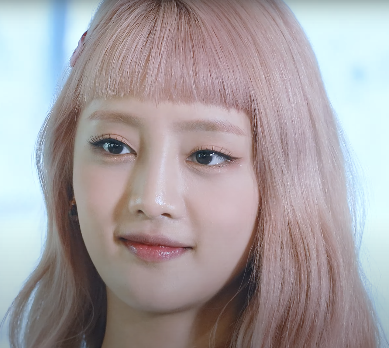 Minnie de i-dle saludando durante un evento oficial en Corea en 2020