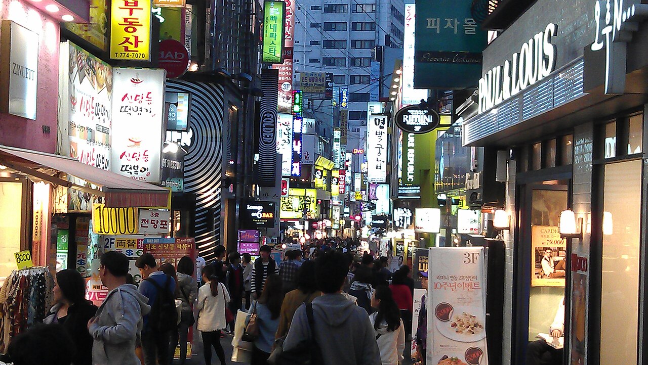 La calle comercial de Myeong-dong en Seúl de noche, corazón de las tiendas de K-beauty