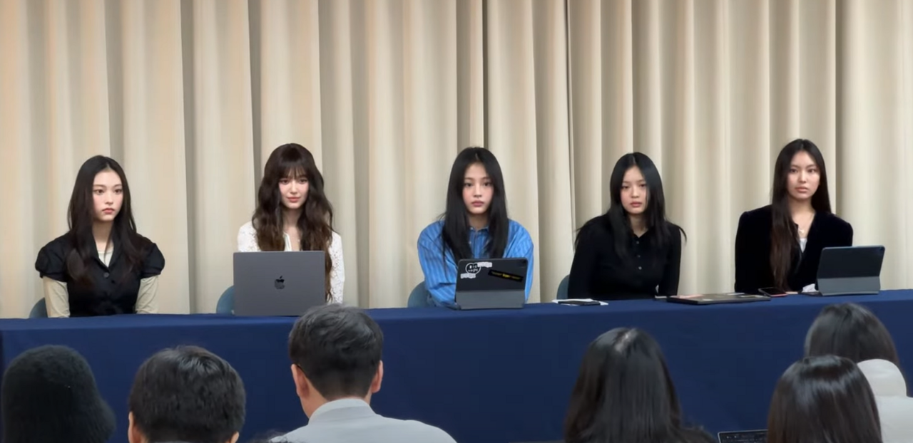 Las integrantes de NewJeans durante la rueda de prensa de noviembre de 2024 en Seúl