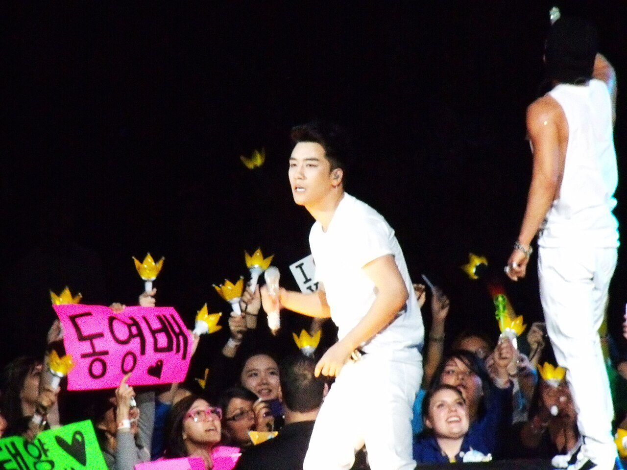 Seungri en un concierto durante su etapa como integrante de BIGBANG