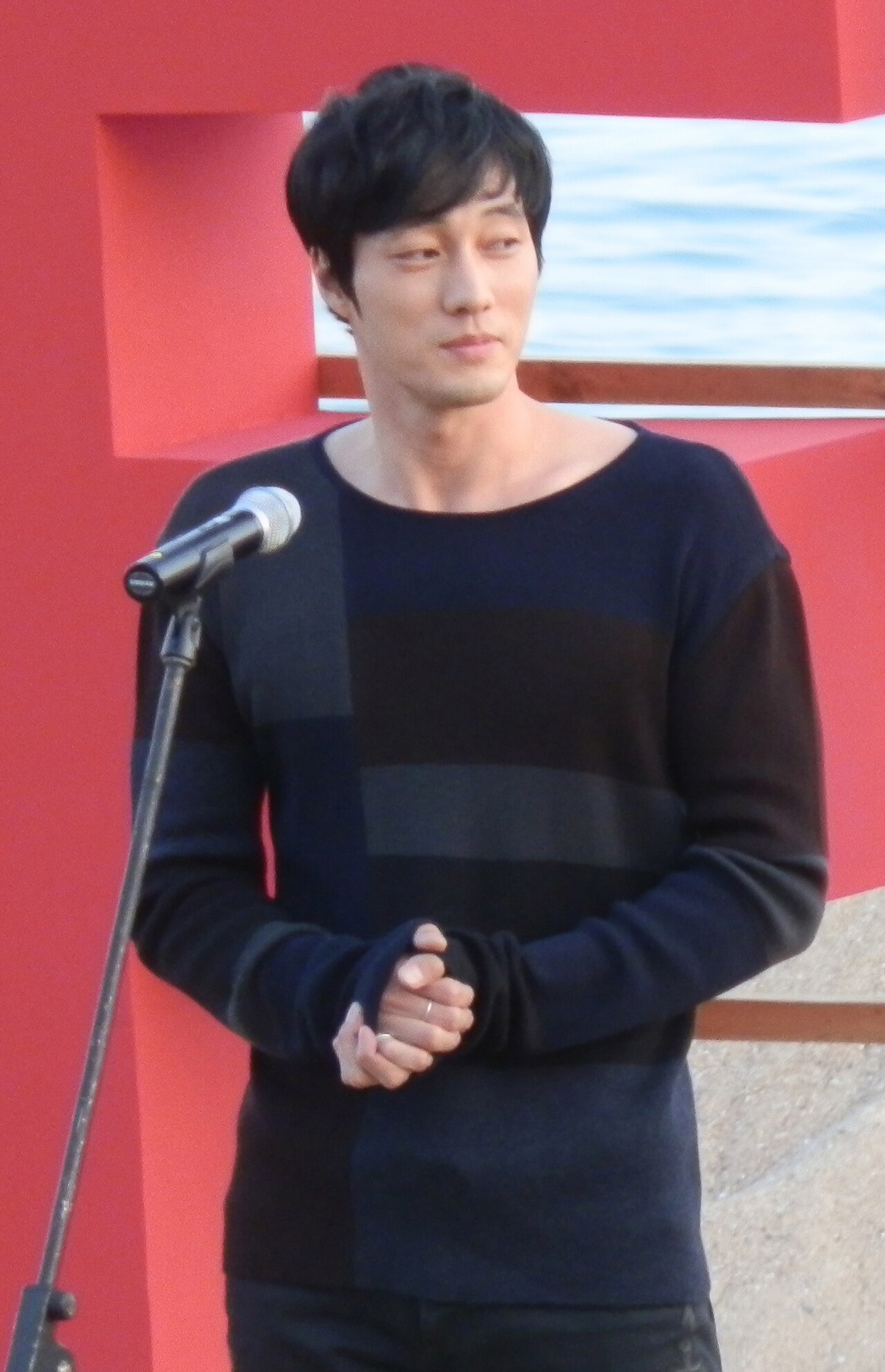 So Ji-sub posando en la alfombra del Festival Internacional de Cine de Busan