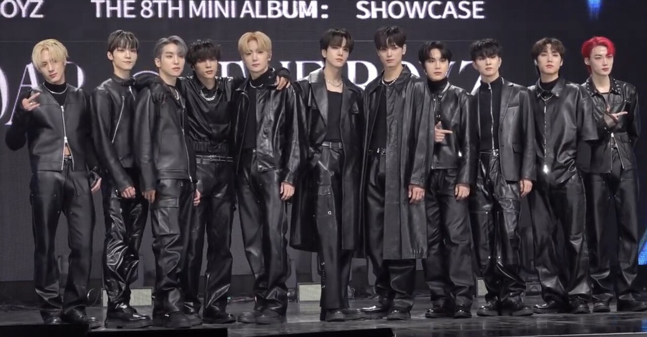 THE BOYZ posando durante un evento de prensa en Seúl